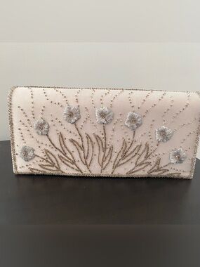Yik Fung Elegant Embroidered Floral Clutch - Silver
